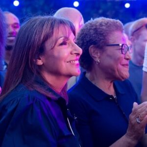 Anne Hidalgo Instagram - Tonight, the Games bring together the City of Light and the City of Angels. 

Happy to share this moment of joy with my friend the Mayor of Los Angeles, @mayorofLA @karenbassla 

#Paris2024 ❤️ #LosAngeles2028

📸 Henri Garat
