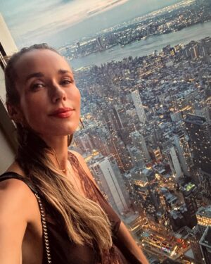 Annemarie Carpendale Instagram - Empire state of mind.. 🌇🤌🏾🌙👄✨🙏🏽🌒🗽
#ny #bigapple #tothemoon #annieway #anniehow #recharge #lovestory #engagement #2011 💍 #mycity #mybiglove