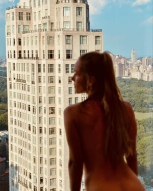 Annemarie Carpendale Instagram - Empire state of mind.. 🌇🤌🏾🌙👄✨🙏🏽🌒🗽
#ny #bigapple #tothemoon #annieway #anniehow #recharge #lovestory #engagement #2011 💍 #mycity #mybiglove