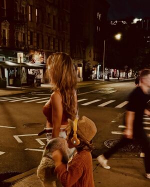 Annemarie Carpendale Instagram - Empire state of mind.. 🌇🤌🏾🌙👄✨🙏🏽🌒🗽
#ny #bigapple #tothemoon #annieway #anniehow #recharge #lovestory #engagement #2011 💍 #mycity #mybiglove