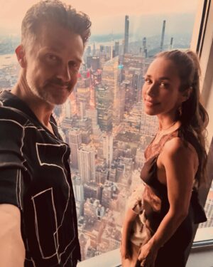 Annemarie Carpendale Instagram - Empire state of mind.. 🌇🤌🏾🌙👄✨🙏🏽🌒🗽
#ny #bigapple #tothemoon #annieway #anniehow #recharge #lovestory #engagement #2011 💍 #mycity #mybiglove