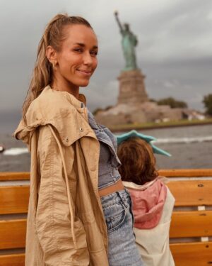 Annemarie Carpendale Instagram - Empire state of mind.. 🌇🤌🏾🌙👄✨🙏🏽🌒🗽
#ny #bigapple #tothemoon #annieway #anniehow #recharge #lovestory #engagement #2011 💍 #mycity #mybiglove