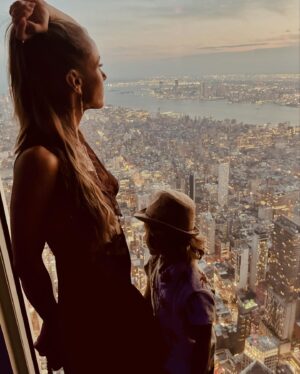 Annemarie Carpendale Instagram - Empire state of mind.. 🌇🤌🏾🌙👄✨🙏🏽🌒🗽
#ny #bigapple #tothemoon #annieway #anniehow #recharge #lovestory #engagement #2011 💍 #mycity #mybiglove