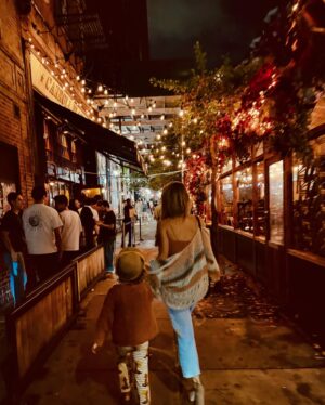 Annemarie Carpendale Instagram - Empire state of mind.. 🌇🤌🏾🌙👄✨🙏🏽🌒🗽
#ny #bigapple #tothemoon #annieway #anniehow #recharge #lovestory #engagement #2011 💍 #mycity #mybiglove