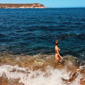 Annemarie Carpendale Instagram - my workout routine lately 🤌🏾🌅🧘🏼‍♀️ #myfavorite #closetonature #nomakeupday #islandsoul #ibiza #annieway #anniehow #happyplace 🫶🏽