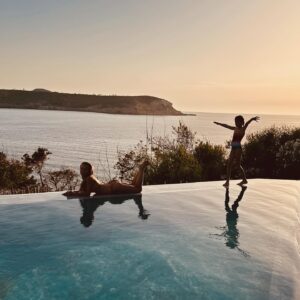Annemarie Carpendale Instagram - my workout routine lately 🤌🏾🌅🧘🏼‍♀️ #myfavorite #closetonature #nomakeupday #islandsoul #ibiza #annieway #anniehow #happyplace 🫶🏽