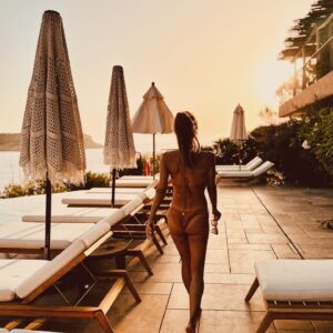 Annemarie Carpendale Instagram - my workout routine lately 🤌🏾🌅🧘🏼‍♀️ #myfavorite #closetonature #nomakeupday #islandsoul #ibiza #annieway #anniehow #happyplace 🫶🏽