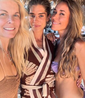 Annemarie Carpendale Instagram - ..about mermaids & magicians….🧜🏻‍♀️✨🌅🌞🪨 
#ibiza #happygolucky #lafamila #friendslove #estorrent #annieway #anniehow #home #happyplace 💜