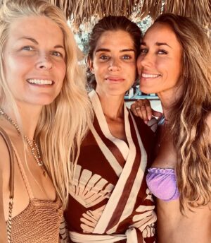 Annemarie Carpendale Instagram - ..about mermaids & magicians….🧜🏻‍♀️✨🌅🌞🪨 
#ibiza #happygolucky #lafamila #friendslove #estorrent #annieway #anniehow #home #happyplace 💜