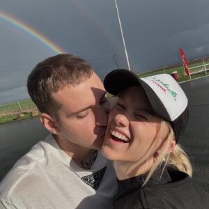 Annet Charitonova Instagram - 25 🎂 preju si do dalsiho roku zivota, aby bylo jednodussi najit uprimnej usmev na fotkach :Dddd smeju se fakt hodne, placu furt, ale pozuju ocividne nejvic hahaha