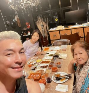 Anon Saisangcharn Instagram - สุขสันต์วันแม่ฮะ…ออกกำลังเสร็จแวะรับแม่มาทานข้าว หน้าอย่างมัน แถมหิวจัดอี๊ก จงจานไม่ต้องใส่แระ ดอกไม้ไม่มีไหว้ แวะสอยไวน์มาสองขวด เรื่องจบ🤣🤣🤣