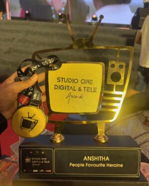 Anshita Akbarsha Instagram - ✨PEOPLE FAVOURITE HEROINE ✨

Tnq  @studiooneincentertainments for the beautiful moment 🧿
Tnq @actorrizubhai_official 😎
#awards #love #memories #happy #loveyourself #bepositive #behappy