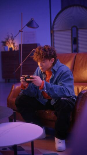 Anson Chan Instagram - having a lotta fun with the ROG Phone 8 Pro 🎮  can y’all guess what my favourite game is? 😏

#ROGPhone8Series #ROGPhone8Pro #ROGHK #BeyondGaming

@Asusmobile.hk