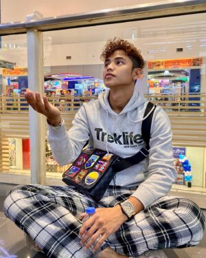 Anthony Flores Instagram - Palimos po kahit pang gas lang po.