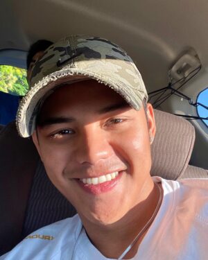 Anthony Flores Instagram - Selfie 😘