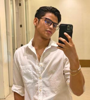 Anthony Flores Instagram - 🤓