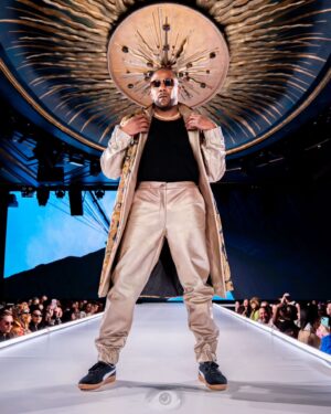 Anthony Knight Instagram - @theanthonyknight (Anthony Knight) ... the Man... the Myth... the Legend.... showing everyone @runway7fashion how it's done.  #modellife #instafam #struttin #showoff #workit @royalmelaninclothing @royalmelaninclothing_