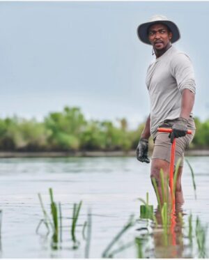 Anthony Mackie Instagram - Went deep into the bayou with @anthonymackie for @natgeo Shark Beach 

📸 @brianjroedel 

#sharkweek #sharkbeach #cap #captainamerica