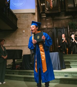 Anthony Ramos Instagram - WE GRADUATED! Thank you @amdaofficial for having me as the commencement speaker for the 2024 graduate class 🎓

Happy to have spent this day with my family and my closest friends. 

They didn’t wanna throw the hats…. 😂