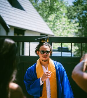 Anthony Ramos Instagram - WE GRADUATED! Thank you @amdaofficial for having me as the commencement speaker for the 2024 graduate class 🎓

Happy to have spent this day with my family and my closest friends. 

They didn’t wanna throw the hats…. 😂