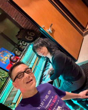 Anthony Wong Yiu-Ming Instagram - 🎂🎂🎂🎂我背後的李姑娘今日生日，希望佢開開心心，平平安安，生意興隆。上個月做完吾夜音樂節，我哋喺內湖的一間錄音室，繼續錄新歌。接下來的日子我們還要一起製作菇的新作。💕💕💕💕

大家一起努力。👻👻👻👻