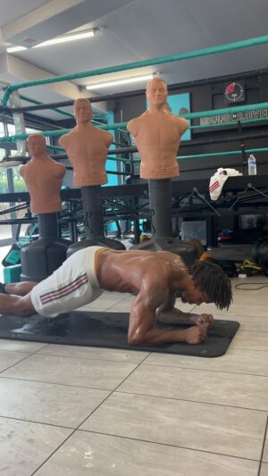 Anthony Yarde Instagram - Normal press ups are boring 
.
@adidasuk 
.
#pressups #hopeandpray #mavado