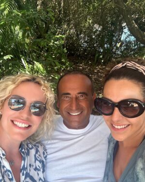 Antonella Clerici Instagram - Finalmente a Castiglioncello🤣 Auguri Francesca🎂❤️ che bello rivedervi! @francescavaccaro27 @carloconti.tv
