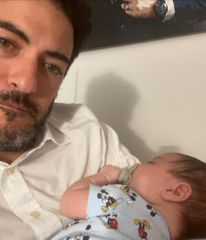 Antonino Monteleone Instagram - C’è un verso di una canzone “da giovani” che fa:
«non so più dove finisco io e cominci tu!»
Parla d’altro, certamente, ma descrive quello che provo.

Piccolo Edoardo il tuo è un papà imperfetto, ma colmo d’amore.
Per me è tutto assai difficile e lo capirai presto. 
Ma ce la metto tutta, non saprai mai quanto!

Amore di papà 👶🏻❤️

Auguri a tutti i papà! 💙