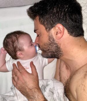 Antonino Monteleone Instagram - C’è un verso di una canzone “da giovani” che fa:
«non so più dove finisco io e cominci tu!»
Parla d’altro, certamente, ma descrive quello che provo.

Piccolo Edoardo il tuo è un papà imperfetto, ma colmo d’amore.
Per me è tutto assai difficile e lo capirai presto. 
Ma ce la metto tutta, non saprai mai quanto!

Amore di papà 👶🏻❤️

Auguri a tutti i papà! 💙