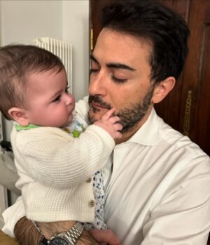 Antonino Monteleone Instagram - C’è un verso di una canzone “da giovani” che fa:
«non so più dove finisco io e cominci tu!»
Parla d’altro, certamente, ma descrive quello che provo.

Piccolo Edoardo il tuo è un papà imperfetto, ma colmo d’amore.
Per me è tutto assai difficile e lo capirai presto. 
Ma ce la metto tutta, non saprai mai quanto!

Amore di papà 👶🏻❤️

Auguri a tutti i papà! 💙
