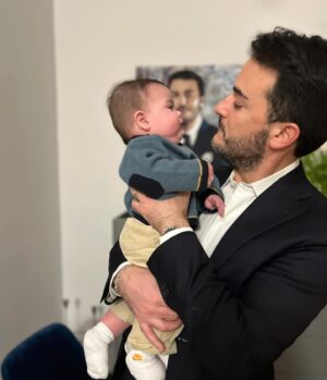 Antonino Monteleone Instagram - C’è un verso di una canzone “da giovani” che fa:
«non so più dove finisco io e cominci tu!»
Parla d’altro, certamente, ma descrive quello che provo.

Piccolo Edoardo il tuo è un papà imperfetto, ma colmo d’amore.
Per me è tutto assai difficile e lo capirai presto. 
Ma ce la metto tutta, non saprai mai quanto!

Amore di papà 👶🏻❤️

Auguri a tutti i papà! 💙