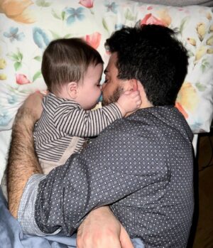 Antonino Monteleone Instagram - C’è un verso di una canzone “da giovani” che fa:
«non so più dove finisco io e cominci tu!»
Parla d’altro, certamente, ma descrive quello che provo.

Piccolo Edoardo il tuo è un papà imperfetto, ma colmo d’amore.
Per me è tutto assai difficile e lo capirai presto. 
Ma ce la metto tutta, non saprai mai quanto!

Amore di papà 👶🏻❤️

Auguri a tutti i papà! 💙