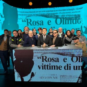 Antonino Monteleone Instagram - «Al giudice occorre più coraggio ad essere giusto apparendo ingiusto, che ad essere ingiusto apparendo giusto».
Lo diceva Piero Calamandrei ed è un insegnamento sempre attuale!

Ieri sera un milione di persone hanno deciso di affrontare la visione di un racconto complesso, ma necessario.

Davanti alla telecamera avete visto me, ma dietro ogni lavoro importante si muovono  tante persone senza le quali non sarebbe possibile.
Alcune le vedete qui. Altre no.
A tutte sono grato e riconoscente. 

Così come tanta è la gratitudine per voi che ci avete seguito in tantissimi con Le Iene presentano: INSIDE.
Italia 1 ieri sera ha primeggiato nell’informazione. Soprattutto tra i più giovani.

Ora un po’ di riposo e ci rivediamo presto! ❤️

#leiene #inside @redazioneiene