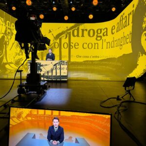 Antonino Monteleone Instagram - «Al giudice occorre più coraggio ad essere giusto apparendo ingiusto, che ad essere ingiusto apparendo giusto».
Lo diceva Piero Calamandrei ed è un insegnamento sempre attuale!

Ieri sera un milione di persone hanno deciso di affrontare la visione di un racconto complesso, ma necessario.

Davanti alla telecamera avete visto me, ma dietro ogni lavoro importante si muovono  tante persone senza le quali non sarebbe possibile.
Alcune le vedete qui. Altre no.
A tutte sono grato e riconoscente. 

Così come tanta è la gratitudine per voi che ci avete seguito in tantissimi con Le Iene presentano: INSIDE.
Italia 1 ieri sera ha primeggiato nell’informazione. Soprattutto tra i più giovani.

Ora un po’ di riposo e ci rivediamo presto! ❤️

#leiene #inside @redazioneiene
