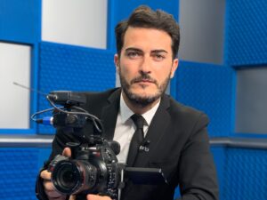 Antonino Monteleone Instagram - SEMEL IENA😎 SEMPER IENA 🥺❤️‍🔥🐾

Vi ricordate quando nel 2017 sono arrivato a “Le Iene”? Beh questi sette anni sono volati via d’un fiato. 
Tutti difficili e tutti straordinari allo stesso tempo.
Per questo motivo, mentre annuncio questo cambiamento nella mia vita, ho le mani che tremano un po’.
Oggi provo le stesse sensazioni di allora: gratitudine, malinconia, entusiasmo, un po’ di paura.

Lascio la squadra de “Le Iene”.

È stato un viaggio incredibile che ho cominciato, poco più che trentenne, col desiderio di contribuire a innovare il linguaggio di un format di successo che mi ha accolto con il calore di una grande famiglia.

La gratitudine che proverò nei confronti di Davide Parenti, per l’opportunità che mi ha dato, non sarà mai sufficiente. 
Così come quella per tutte le persone che ho incrociato: autori, redattori, filmaker, montatori, ogni figura di produzione. Tutte persone (e personalità) molto diverse tra di loro, messe a fattore comune da notti insonni, ritmi forsennati, desiderio di cambiare le cose, passione per un mestiere assai difficile che è il giornalismo con gli strumenti della televisione.

Nel corso di questa avventura ho seminato qua e là qualche pezzetto del mio cuore. E proprio nel mio di cuore, quello che ho realizzato qui, occuperà per sempre uno spazio molto grande. Ciascuno di voi mi ha dato qualcosa. Spero di essere stato all’altezza del privilegio che ho avuto.

Grazie per ogni momento condiviso, per ogni sorriso, per ogni abbraccio. Vi porterò sempre con me, ovunque mi porterà il destino. 

La prossima stagione de “Le Iene” sarà strepitosa, la migliore di sempre. Grazie al talento di tutte le persone che contribuiscono a mandare in onda la trasmissione ne vedrete ancora delle belle. E sono in serbo delle belle sorprese.

Grazie a tutta Mediaset per avermi dato mezzi e risorse per esprimermi al meglio e in totale libertà.

Se volete sapere se, come e quando ci rivedremo… pazientate ancora un po’!

p.s.: la solita penna imbevuta nel veleno ha scritto che lascio “da sconfitto”. Ma io sono uno sconfitto. 
Così come lo sono le persone alle quali ho dato voce in questi anni. È il mio mestiere. Continuerò a farlo!

#leiene