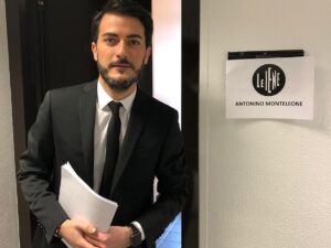 Antonino Monteleone Instagram - SEMEL IENA😎 SEMPER IENA 🥺❤️‍🔥🐾

Vi ricordate quando nel 2017 sono arrivato a “Le Iene”? Beh questi sette anni sono volati via d’un fiato. 
Tutti difficili e tutti straordinari allo stesso tempo.
Per questo motivo, mentre annuncio questo cambiamento nella mia vita, ho le mani che tremano un po’.
Oggi provo le stesse sensazioni di allora: gratitudine, malinconia, entusiasmo, un po’ di paura.

Lascio la squadra de “Le Iene”.

È stato un viaggio incredibile che ho cominciato, poco più che trentenne, col desiderio di contribuire a innovare il linguaggio di un format di successo che mi ha accolto con il calore di una grande famiglia.

La gratitudine che proverò nei confronti di Davide Parenti, per l’opportunità che mi ha dato, non sarà mai sufficiente. 
Così come quella per tutte le persone che ho incrociato: autori, redattori, filmaker, montatori, ogni figura di produzione. Tutte persone (e personalità) molto diverse tra di loro, messe a fattore comune da notti insonni, ritmi forsennati, desiderio di cambiare le cose, passione per un mestiere assai difficile che è il giornalismo con gli strumenti della televisione.

Nel corso di questa avventura ho seminato qua e là qualche pezzetto del mio cuore. E proprio nel mio di cuore, quello che ho realizzato qui, occuperà per sempre uno spazio molto grande. Ciascuno di voi mi ha dato qualcosa. Spero di essere stato all’altezza del privilegio che ho avuto.

Grazie per ogni momento condiviso, per ogni sorriso, per ogni abbraccio. Vi porterò sempre con me, ovunque mi porterà il destino. 

La prossima stagione de “Le Iene” sarà strepitosa, la migliore di sempre. Grazie al talento di tutte le persone che contribuiscono a mandare in onda la trasmissione ne vedrete ancora delle belle. E sono in serbo delle belle sorprese.

Grazie a tutta Mediaset per avermi dato mezzi e risorse per esprimermi al meglio e in totale libertà.

Se volete sapere se, come e quando ci rivedremo… pazientate ancora un po’!

p.s.: la solita penna imbevuta nel veleno ha scritto che lascio “da sconfitto”. Ma io sono uno sconfitto. 
Così come lo sono le persone alle quali ho dato voce in questi anni. È il mio mestiere. Continuerò a farlo!

#leiene