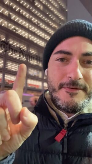 Antonino Monteleone Instagram - sono andato al @nytimes a spiegargli che la in Italia c’è una che ha letto la loro inchiesta sui fatti del 7 ottobre and now «she casts a lot of doubts»!!!

la risposta è incredibile! 🤣