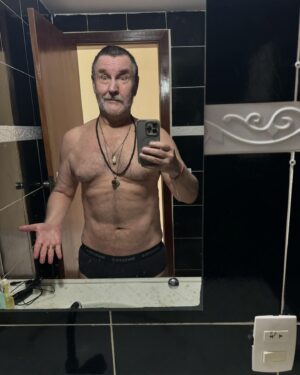 Antonio Calloni Instagram - Tentei sensualizar na última foto mas a expressão não ajudou muito. Fica para a próxima😜
🟩🟩🟩🟩🟪🟩🟩🟩
Saúde, sorte, beijos e ouro!