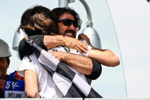 Antonio Orozco Instagram - Final de carrera al Sprint MotoGP con mi padre. Un momento que recordaré toda la vida❤️🏁

Gracias @motogp por la oportunidad!!!✨

#motogp