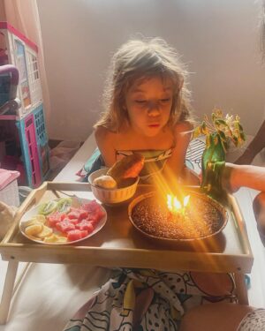 Antonio Villeroy Instagram - Hoje é o dia da Toni

7 voltas ao redor do sol
7 estrelinhas de melancia
7 velinhas para ela soprar
E fazer seus pedidos

Que tenha muitos sonhos e todos se realizem!

Toni é a rainha das caretas e das tiradas.
Nos faz rir o tempo todo.
E também é muito afinada.
Outro dia, um vizinho elogiou sua voz
Ela gosta de cantar na janela
E gosta de dançar 

Uma coreógrafa minha amiga vendo um vídeo dela falou que sua dança tem os movimentos contemporâneos atualizados.

Toni gosta de ler e de desenhar.
E tem uma personalidade muito forte, como cabe a uma leonina com ascendente em virgem e lua em escorpião.

Parabéns, minha filha! 
Que sejas sempre muito feliz!!!