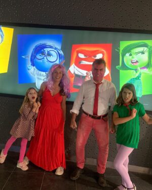 Antonio Villeroy Instagram - Ontem, fomos assistir ao filme Divertidamente 2.

E fomos à caráter pra fazer valer no título .