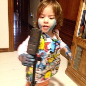 Antonio Villeroy Instagram - Hoje é o dia dela. Luísa completa mais uma volta ao redor do sol. Há 11 anos, cortei o cordão umbilical e lhe dei o primeiro banho. E ela passou a nos dar muitas alegrias.

Muito inteligente, com argumentos bem construídos, também se revelou muito responsável e organizada. Sabe bem o que quer e revelou-se uma grande artista.

Algumas de suas pinturas e painéis de colagens, feitos aos 3 anos, foram utilizados em projeções áudio visuais de um importante movimento intelectual de Porto Alegre. 

Uma pintura sua, da mesma época, é até hoje utilizada como ilustração do grupo ProsperArte.

Mas é com a música que ela tem obtido maior destaque. Cantora e compositora, Luísa começou sua carreira nos palcos fazendo participações nos meus shows.

E sua canção Meu Taratatá ganhou uma gravação super profissional, com vídeo clipe bem visualizado no seu canal de YouTube.

Hoje também é o dia em que Luísa avança para o seu segundo ciclo de estudos, passando para a 5ª série.

Adaptou-se perfeitamente à vida em Portugal. E sempre foi a maior entusiasta da família sobre essa mudança.

Quando perguntam para ela quando lançará sua próxima música, ela responde que não tem pressa, que quer usar seu tempo para estudar e brincar.

Isso também é um sinal de sabedoria.
Se entrasse para essa roda viva do showbiz, não aproveitaria tão bem a sua infância.

Viva Luísa!!!
Parabéns, minha filha amada!