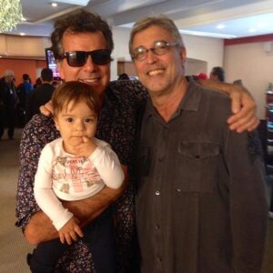 Antonio Villeroy Instagram - #tbt #tbt❤️ de 2014, com meu querido amigo e parceiro musical @ivanlinsoficial e Luísa Villeroy, com 1 ano e 4 meses, e que ainda não imaginávamos que também viria a ser uma cantautora, com música tocando na rádio aos 10 anos de idade.

A foto foi feita no Hotel Lage de Pedra, de Canela, durante a @festadamusica de 2014.

Ivan é uma referência para músicos, compositores, artistas e produtores musicais do Mundo inteiro. Entrou na minha vida através de sua baita canção Madalena (parceria com Ronaldo Monteiro de Souza), na voz de @elisregina .

Depois foram inúmeras canções que fizeram parte da trilha sonora de minha vida. Em meados dos anos 1970, lançou o fodástico álbum Somos Todos Iguais nessa Noite, cujo show assisti no Teatro Leopoldina de Porto Alegre, com uma superbanda que, entre outras feras, contava com @gilsonperanzzettaoficial nas teclas e @lucinhalinsoficial nos vocais.

Outra canção que me marcou e que toquei muito na noite foi Começar de Novo, tema da série Malu Mulher, na voz de Simone, do disco Pedaços da cantora. Com melodia lindíssima e harmonia que é um tratado sobre modulações, com certeza essa canção abriu um lado do meu cérebro para as possibilidades da música.

No final de 1999 ou começo do ano 2.000, recebi uma ligação inesperada do Ivan para compor com ele um tema para seu disco A Cor do Por do Sol. 

Até então, eu tinha apenas três canções pela voz de outros artistas, Sinal dos Tempos, parceria com @bebeto.alves , gravada por @ednardoreal com participação de Belchior, Garganta e To Saindo, gravadas por @sigaanacarolina em seu primeiro álbum.

Ivan ouviu as gravações de Ana e através de amigos em comum pegou meu contato. 

Eu morava em Porto Alegre, peguei um avião para o Rio, e, de lá, rumei com @linsclaudio para a casa do Ivan em Teresópolis. Ivan já tinha me passado uma ideia da canção, cujo título seria Ladrão, para discorrer sobre todo tipo de ladroagem e picaretagem, em especial os ladrões de colarinho branco.

De referência e ídolo de vida inteira, Ivan se tornou amigo e parceiro, não só de composição, mas também das batalhas pelo Direito Autoral.

Em 2016, produzi dois shows de Ivan no @sgt.pepperspub de Porto Alegre.