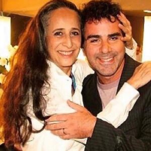 Antonio Villeroy Instagram - Hoje é o dia dela: @mariabethaniaoficial , a Betinha, como costumo chamá-la, minha panelinha de pressão preferia (eu explico em seguida), ou Tânia, como dizem minhas filhas.

Quando eu tinha quatro ou cinco anos, ouvi um estrondo vindo da cozinha da casa da minha família em São Gabriel.

Chegando na cozinha, reparei no teto avariado, e numa grande quantidade de feijão e água espalhados pelo chão, perto da tampa da panela de pressão.

O rádio da casa tocava uma canção fortíssima que eu nunca havia ouvido, cantada por uma voz grave e potente de mulher até então também desconhecida para mim: “Carcará pega mata e come!”.

Foi assim, como uma dupla explosão, que Bethânia entrou na minha vida.

No decorrer da minha vida de compositor, tive o privilégio de ouvir três canções de minha lavra pela voz de Bethânia e de privar de sua companhia em encontros sempre muito ricos. 

Desejo a essa grande artista e querida amiga muitas felicidades e muitos anos de vida, plenos de alegrias e descobertas, pois Betinha é de descobrir, de inventar, de buscar significados e tenho certeza de que seguirá sendo sempre assim!
