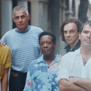 Antonio Villeroy Instagram - Ayrton dos Anjos, querido amigo, com essa linda energia, um dos maiores produtores de disco do Brasil, com mais de 500 álbuns, responsável pelo começo da carreira de Elis Regina, que lhe deu o apelido de Patinete, porque deslizava no salão quando dançavam.

Realizamos muitas coisas, as mais importantes foram os 2 discos do Projeto Juntos, com @bebeto.alves , @gelson_oliveira_oficial e @nelsoncoelhodecastro (1998 e 2001) , e uma turnê pela Europa, com esse projeto em 2002. 

Também produzimos um disco chamado Gaúchos em Sanary, que saiu pelo meu selo, PIC Music, com artistas do RS que participaram daquele festival nas edições de 1998 e 1999.

Ayrton estava sempre inventando coisas, reunindo artistas, foi uma pessoa importantíssima para a cultura brasileira, especialmente o que foi realizado no Sul do Brasil desde os anos 1960.

Era um amigo fiel. E divertidíssimo. Uma festa com Patinete era certeza de uma casa cheia de alegria.

Eu o chamava de Tio Patinas.

Ontem por volta das 13:00 (em Portugal), senti uma tristeza inexplicável. Tio Patinas estava embarcando para uma viagem galática. Foi partilhar sua alegria em outras esferas.

Não choro mais a perda de meus amigos. Já desidratei. Fica uma enorme saudade. Mas também uma gigantesca gratidão e a certeza de que Ayrton cumpriu suas missões aqui.

A primeira e a terceira fotos são de @chicomarshall que aparece na 3ª. A segunda é de @catafestoalmanegra , para o álbum Povoado das Águas do projeto Juntos.
