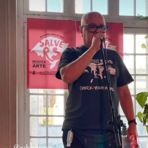 Antonio Villeroy Instagram - A Música Une! A Arte Salva! Juntos Somos Mais!

No domingo passado, durante 7 horas, vários artistas, artesãos, cozinheiros e outros profissionais, se reuniram em Lisboa em prol das vítimas das enchentes do RS.

Nesse carrossel, temos alguns momentos desse grande ato de solidariedade em que a música foi o fator aglutinador.

1. @couplecoffeeduo sob o olhar atento e admirado de Antonella, que, com 6 anos de idade, já percebe as qualidades da arte e os propósitos de estarmos unidos.
2. @edusantos que apresentou os artistas, como sempre fez em seus programas de rádio, e capitaneou essa produção a qual tive a honra de participar junto com o @samambaia.bar .
3. Paula Morelembaum @berimbaum e @fredmartinsmusic que desfiaram com maestria lindos clássicos da música brasileira.@
4. @carlavisi a quem tive o prazer de acompanhar no calor da hora, e fez galera dançar, como se estivéssemos em uma festa no Pelô..
5. @zerenatooficial que emocionou cantando suas canções e ainda puxou Felicidade do Lupicinio Rodrigues.
6. @bernardolobo.music e @taisreganelli , que fizeram marcantes apresentações solo, e também nos brindaram com um belo dueto.
7. @barbararodrix com sua imensa sensibilidade, suas canções de caminhos novos e inspiradores.
8. @jhondouglas que encantou e divertiu com suas músicas originais e letras com humor sutil.
9. @erika_machado que trouxe os ares de Minas, com graça, talento e uma voz de pura leveza.
10. A programação do evento, que ainda contou com os grandes talentos de @inesbispo99 , @jeankartabil , Radio Axé (Live PA), @bemqueremusic e @jessicasoveraldj na discotecagem.

Todos os artistas atuaram sem receber cachê. 

Durante as sete horas de evento circularam pelo Samambaia cerca de 500 pessoas, que fizeram doações diretas para entidades que estão na linha de frente, no RS prestando ajuda humanitária para as pessoas impactadas pela tragédia.

O lucro do @samambaia.bar , assim como dos feirantes foram todos destinados para as entudades, através de pix, PayPall e transferência direta por código seift e Iban.

Seguiremos com outras ações e doações.