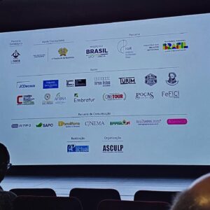 Antonio Villeroy Instagram - O @festin_festival está acontecendo no meu bairro, a freguesia de Benfica no @cineteatroturim 

Hoje tive a felicidade de assistir o filme "Porto Príncipe" cuja a trilha sonora é de um dos grandes compositores da nossa música a viver em Portugal. Assim reencontrei meu velho amigo @antoniovilleroy 

Parabéns a todos os envolvidos no filme. Parabéns à 15° edição do FestIn. 

Cinema feito com Amor e entrega!!!
#Cinema 
#cinemabrasileiro 
#cinemaemlinguaportuguesa
#festivaldecinema 
#cinemanatelona