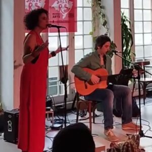 Antonio Villeroy Instagram - A Música Une! A Arte Salva! Juntos Somos Mais!

No domingo passado, durante 7 horas, vários artistas, artesãos, cozinheiros e outros profissionais, se reuniram em Lisboa em prol das vítimas das enchentes do RS.

Nesse carrossel, temos alguns momentos desse grande ato de solidariedade em que a música foi o fator aglutinador.

1. @couplecoffeeduo sob o olhar atento e admirado de Antonella, que, com 6 anos de idade, já percebe as qualidades da arte e os propósitos de estarmos unidos.
2. @edusantos que apresentou os artistas, como sempre fez em seus programas de rádio, e capitaneou essa produção a qual tive a honra de participar junto com o @samambaia.bar .
3. Paula Morelembaum @berimbaum e @fredmartinsmusic que desfiaram com maestria lindos clássicos da música brasileira.@
4. @carlavisi a quem tive o prazer de acompanhar no calor da hora, e fez galera dançar, como se estivéssemos em uma festa no Pelô..
5. @zerenatooficial que emocionou cantando suas canções e ainda puxou Felicidade do Lupicinio Rodrigues.
6. @bernardolobo.music e @taisreganelli , que fizeram marcantes apresentações solo, e também nos brindaram com um belo dueto.
7. @barbararodrix com sua imensa sensibilidade, suas canções de caminhos novos e inspiradores.
8. @jhondouglas que encantou e divertiu com suas músicas originais e letras com humor sutil.
9. @erika_machado que trouxe os ares de Minas, com graça, talento e uma voz de pura leveza.
10. A programação do evento, que ainda contou com os grandes talentos de @inesbispo99 , @jeankartabil , Radio Axé (Live PA), @bemqueremusic e @jessicasoveraldj na discotecagem.

Todos os artistas atuaram sem receber cachê. 

Durante as sete horas de evento circularam pelo Samambaia cerca de 500 pessoas, que fizeram doações diretas para entidades que estão na linha de frente, no RS prestando ajuda humanitária para as pessoas impactadas pela tragédia.

O lucro do @samambaia.bar , assim como dos feirantes foram todos destinados para as entudades, através de pix, PayPall e transferência direta por código seift e Iban.

Seguiremos com outras ações e doações.
