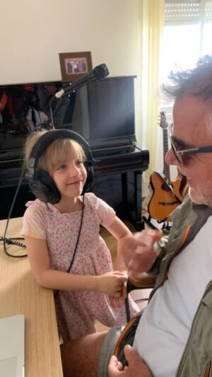 Antonio Villeroy Instagram - Antonella curtindo uma canção nova do papai. 

A música aqui em casa sempre teve um papel fundamental, assim como foi na minha infância, com toda família ouvindo a eletrola da sala, por onde passavam Beethoven, Bach, Mozart, Dvorak, Lupicínio, João Gilberto, Tom Jobim, Dolores Duran, Noel Rosa, Paixão Cortes, Beatles, Frank Sinatra, Riberto Carlos, Chico Buarque, Jair Rodrigues, Elis Regina, Elizete Cardoso, Jacob do Bandolim e mais uma imensa variedade de artistas e gêneros musicais cantados e instrumentais. 

E também nos deleitávamos com os saraus que meu pai organizava com os músicos da cidade ou apenas com ele tocando violão, acordeon e piano. Meus irmãos e eu crescemos nesse ambiente, que sempre procurei reproduzir aqui em casa.

A @pamelabitencourt_terapeuta  é também uma grande entusiasta da música e da dança, e nossos dias de folga com as crianças  sempre são recheados de arte.

Luísa já tem suas composições e uma música lançada tocando nas rádios. 

Música é fundamental! Bendita música!!!
Bom feriado a todos.