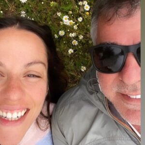 Antonio Villeroy Instagram - Essas fotos traduzem muito do que somos. Sempre namorados. Ambos gostamos da vida em natureza, de plantar nossos alimentos, de aprender e nos renovarmos constantemente.

E, para isso, também contamos com nossas princesas, Luísa e Antonella.

Feliz dia, @pamelabitencourt_terapeuta .